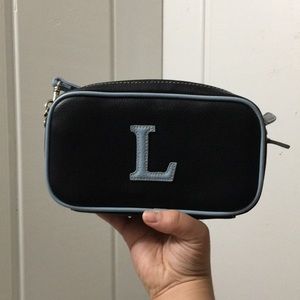 In great condition L small crossbody purse